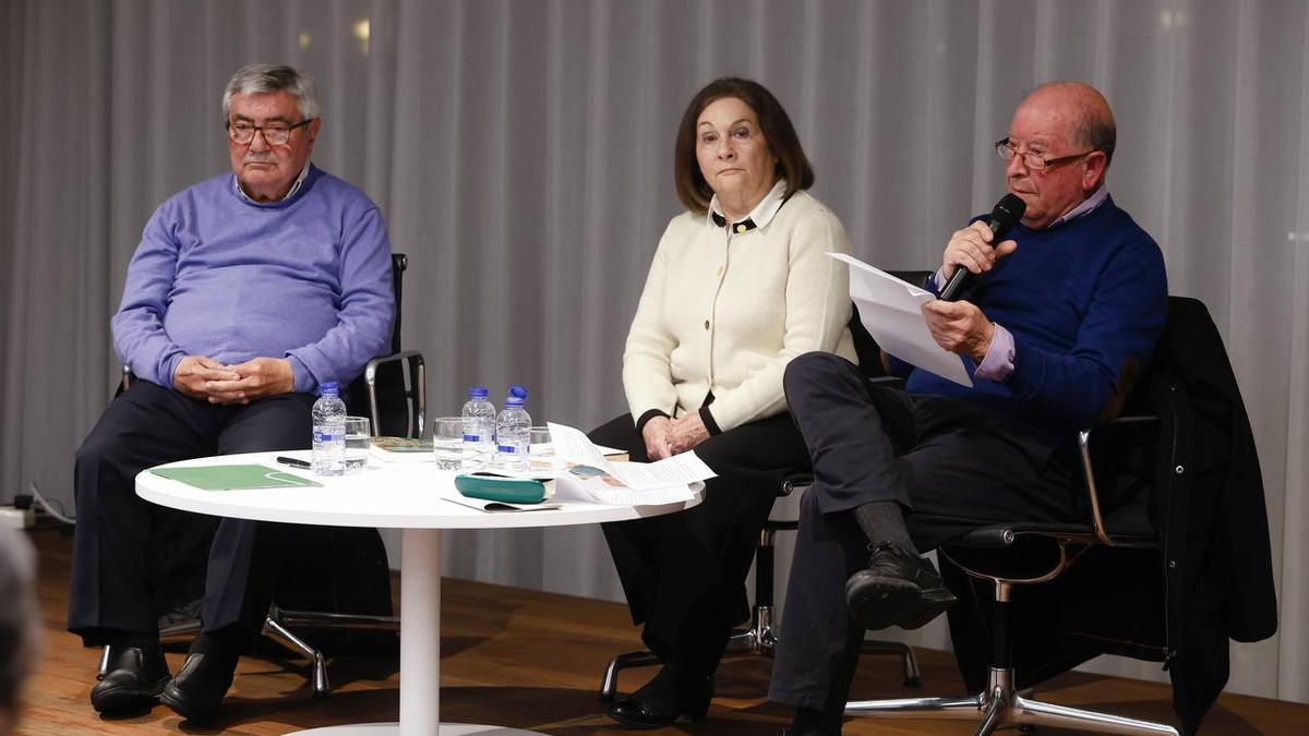 Participantes en la presentación del libro de Antonio Titos Moreno, la novela titulada 'Una crisálida en la campiña'.