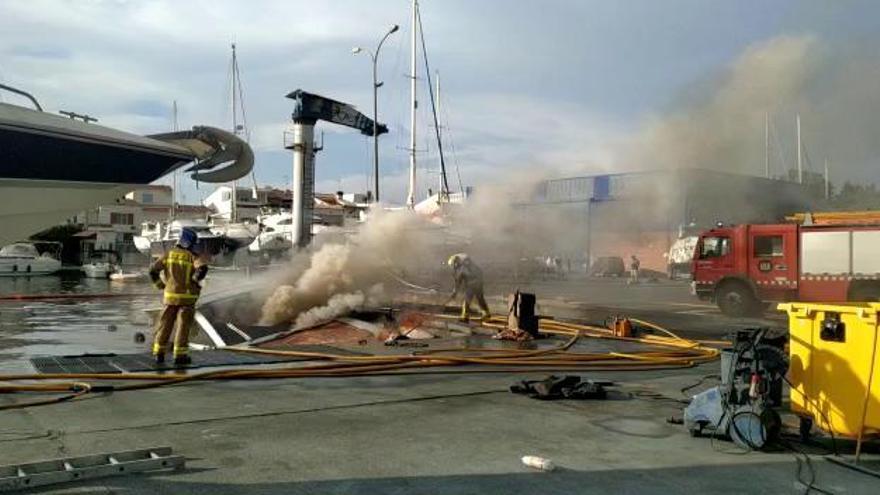 Bombers confirmen un vessament de combustible en un vaixell incendiat a Empuriabrava