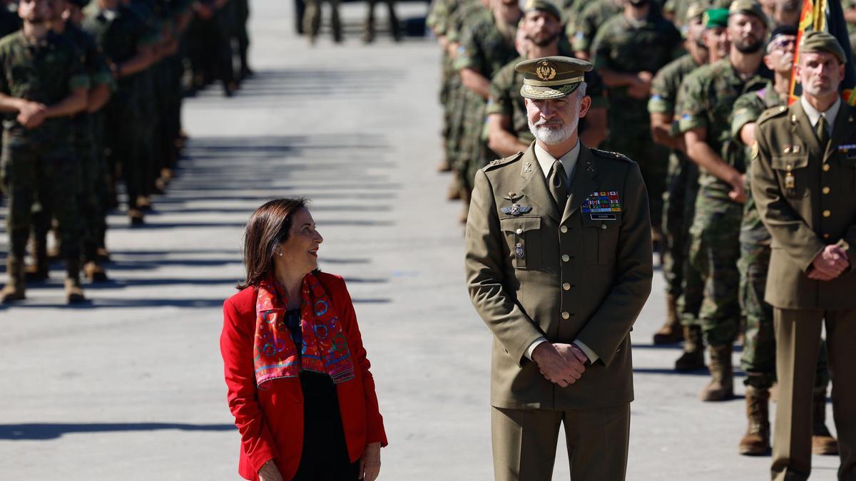 Felipe VI y Margarita Robles visitan a las tropas españolas desplegadas en Adazi, Letonia.