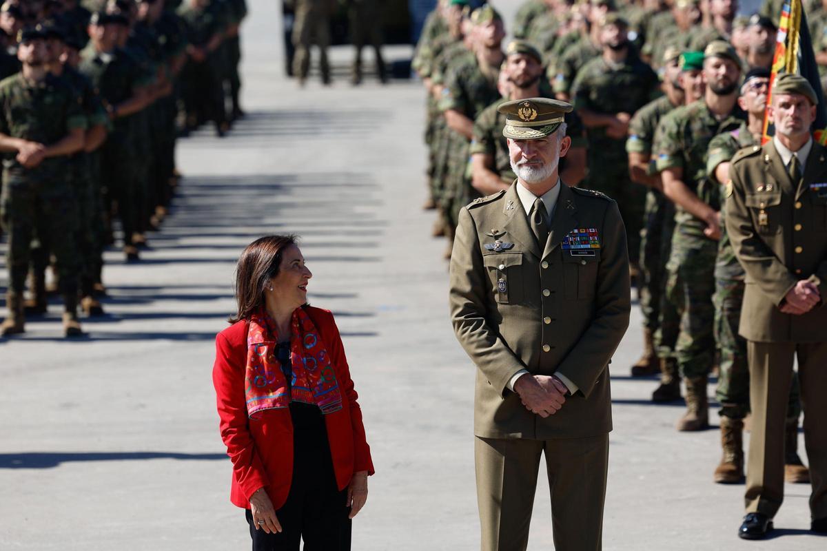 Felipe VI y Margarita Robles visitan a las tropas españolas desplegadas en Adazi, Letonia