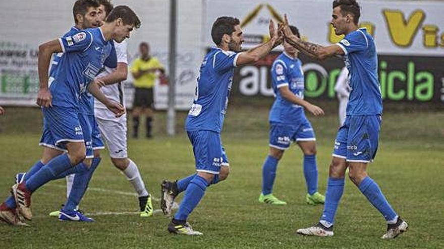 Los azulones celebran un gol.