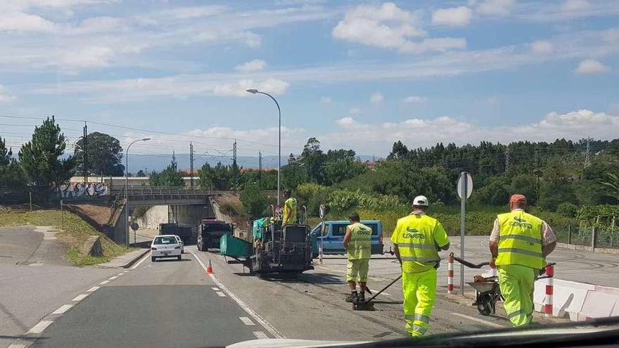 Trabajos de asfaltado en la entrada a Vilagarcía desde O Pousadoiro, ayer por la tarde. // FDV