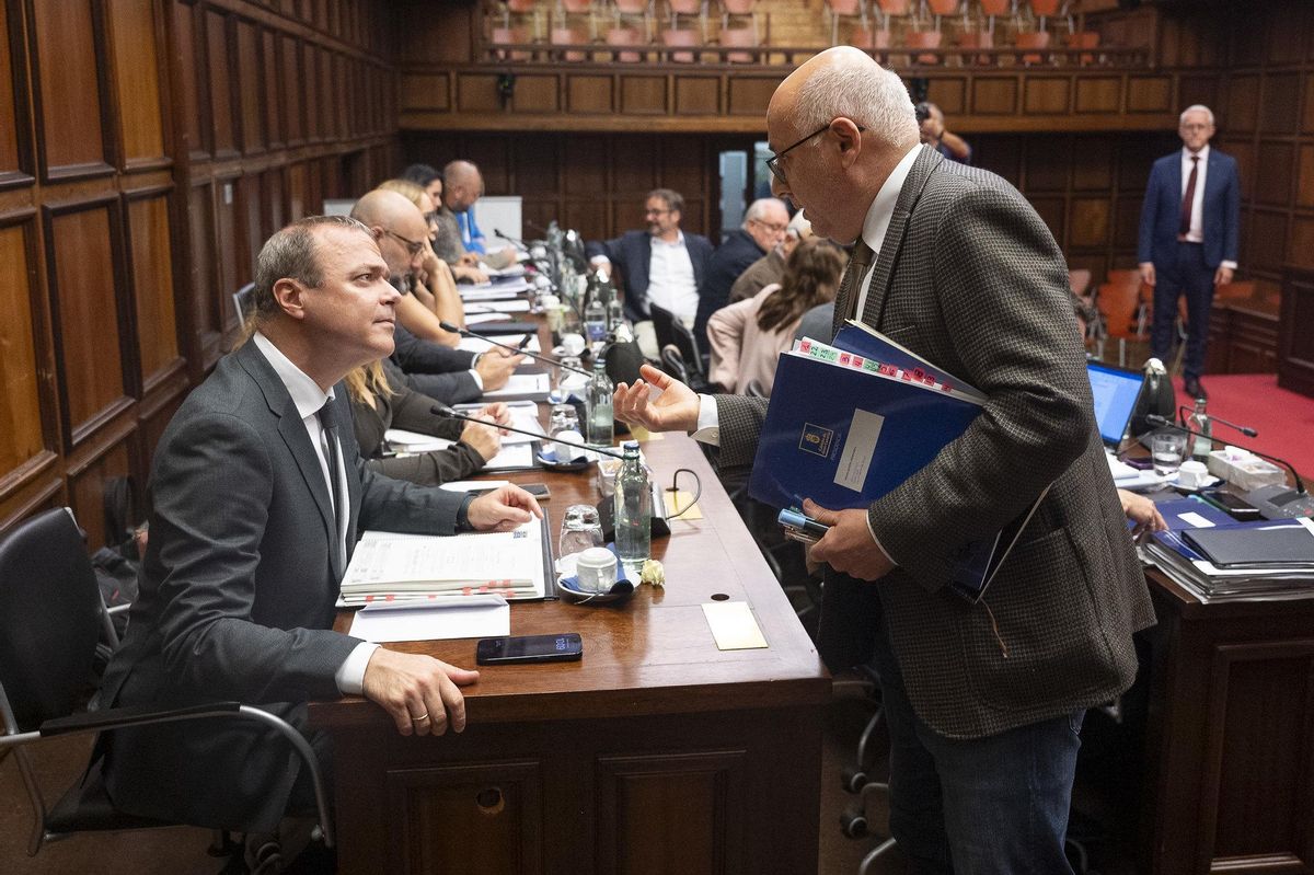 Augusto Hidalgo, a la izquierda sentado, charla con el presidente Antonio Morales antes del Pleno.