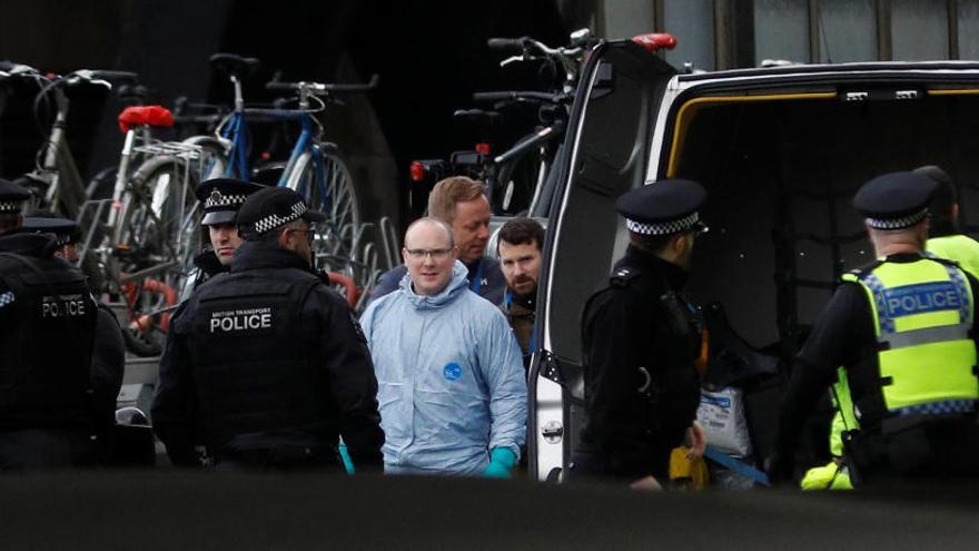 Policías en la estación de Waterloo de Londres.