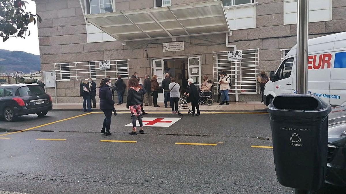 Gente esperando el jueves en la puerta del centro de salud de Moaña. |   // G.N.