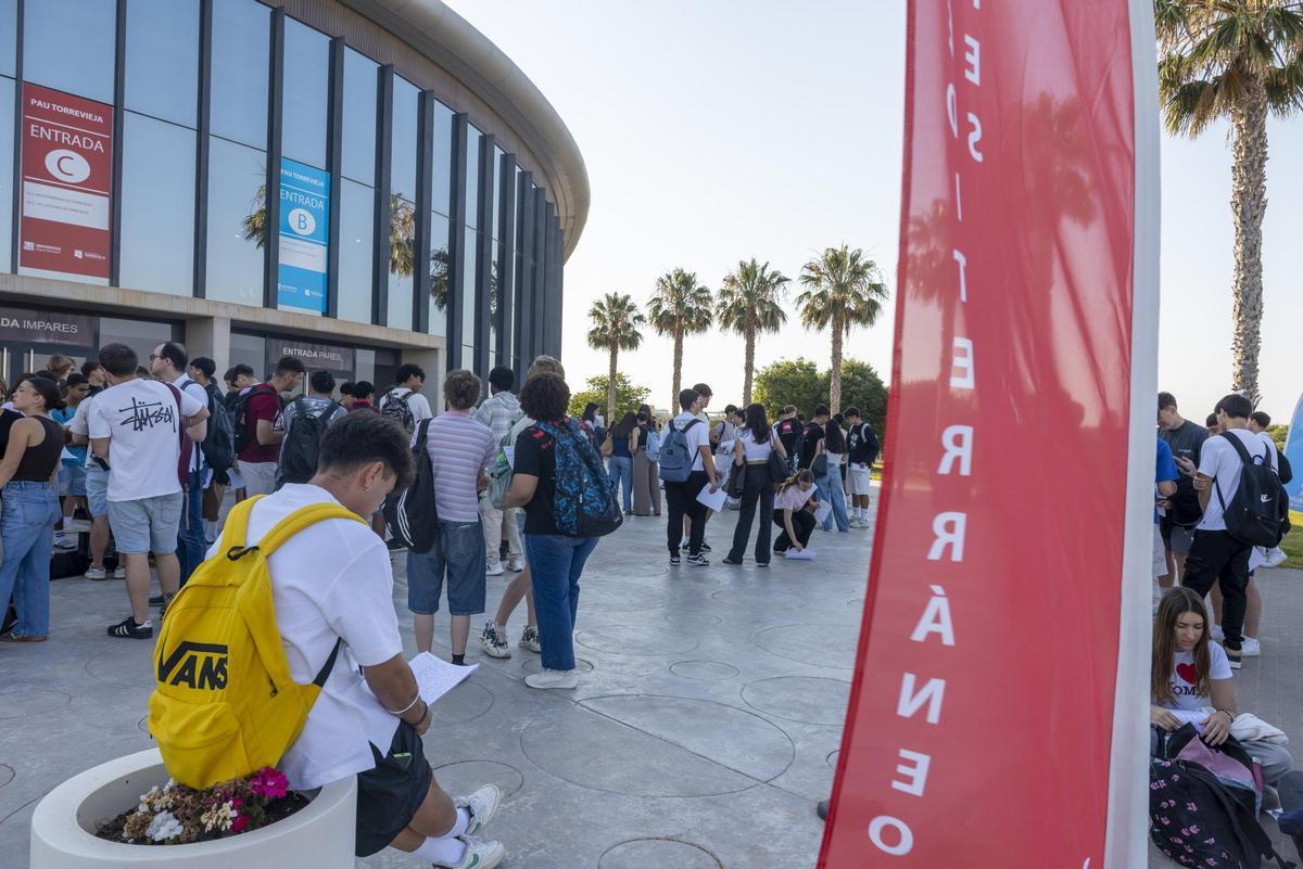 Arrancan los exámenes de la EBAU 2026 en el Auditorio de Torrevieja