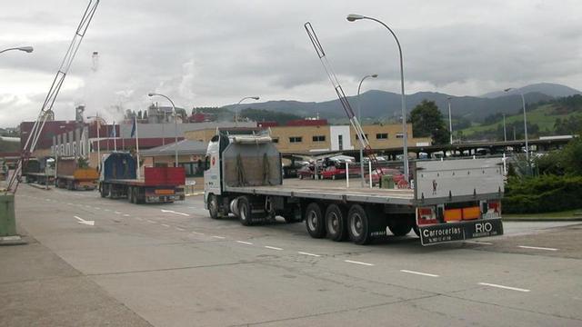 Los transportistas paralizan el suministro de madera a Ence en Pontevedra y Navia