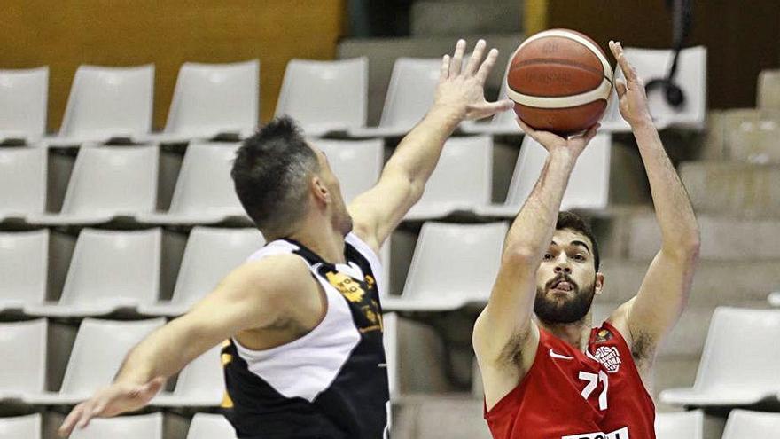 Una acció del Bàsquet Girona-Força Lleida de la primera volta.