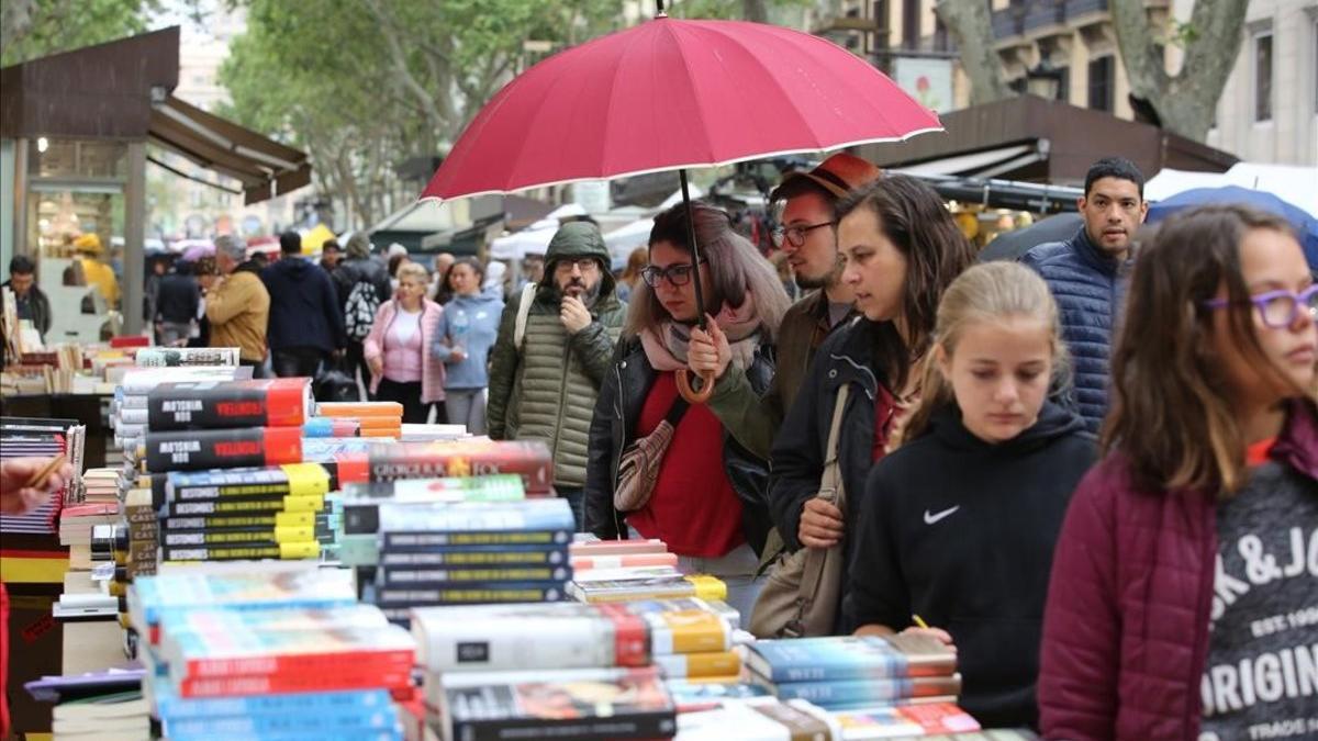 Los primeros visitantes a los puestos callejeros de La Rambla por Sant Jordi