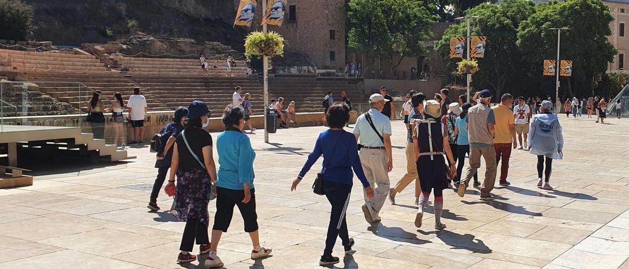 Un grupo de turistas transita por la céntrica calle Alcazabilla.