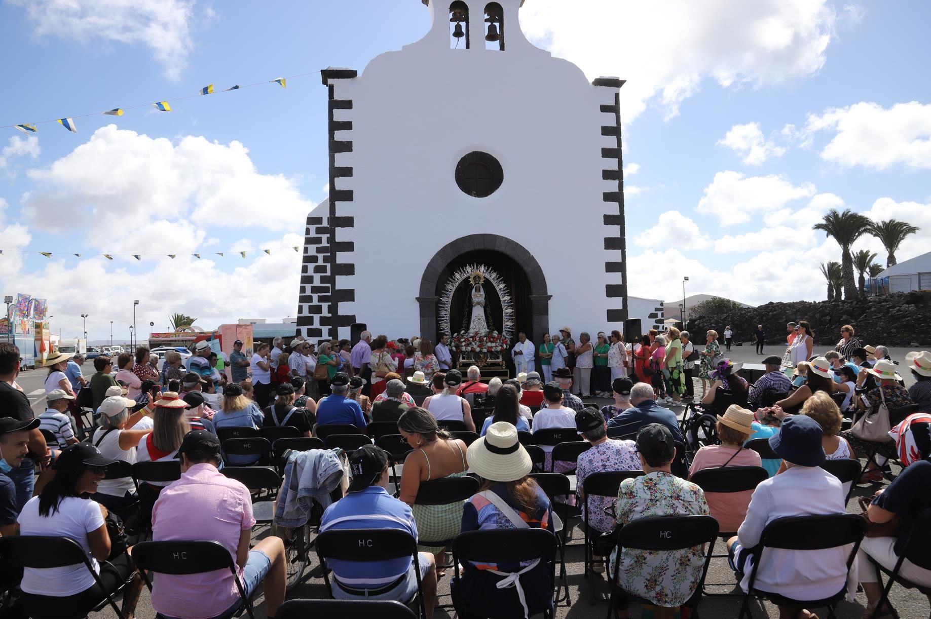 Los usuarios de los centros de mayores de Lanzarote visitan a Los Dolores y la feria de artesanía