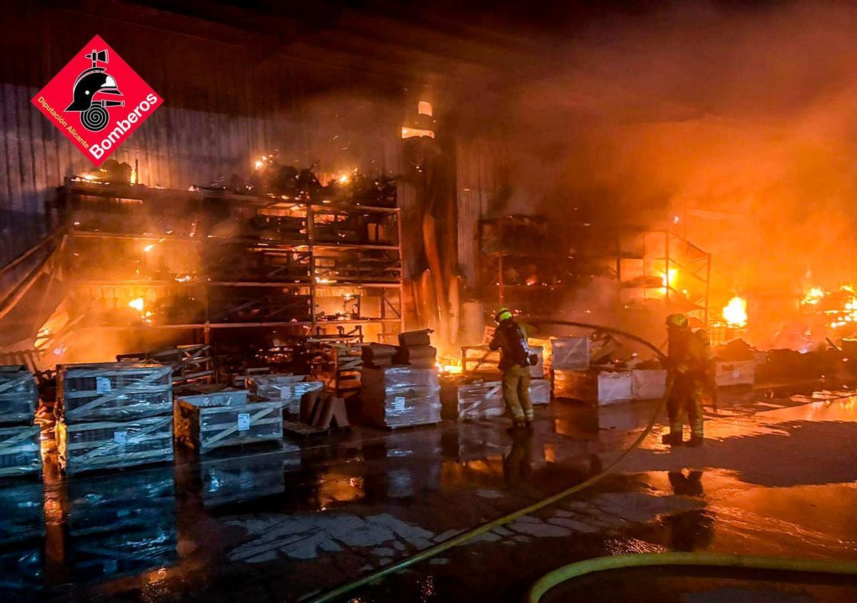 Bomberos, en plena intervención el domingo por la noche en La Escandella de Agost