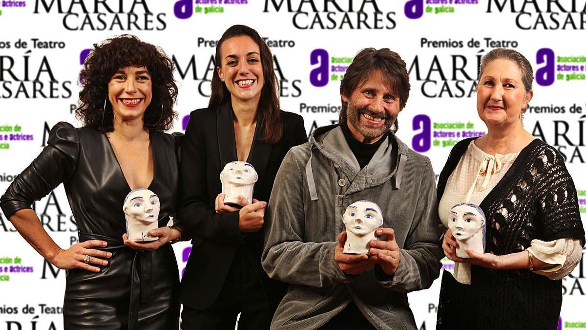 Xoque Carbajal y sus compañeras de Malasombra, con los cuatro galardones María Casares. |  // MALASOMBRA