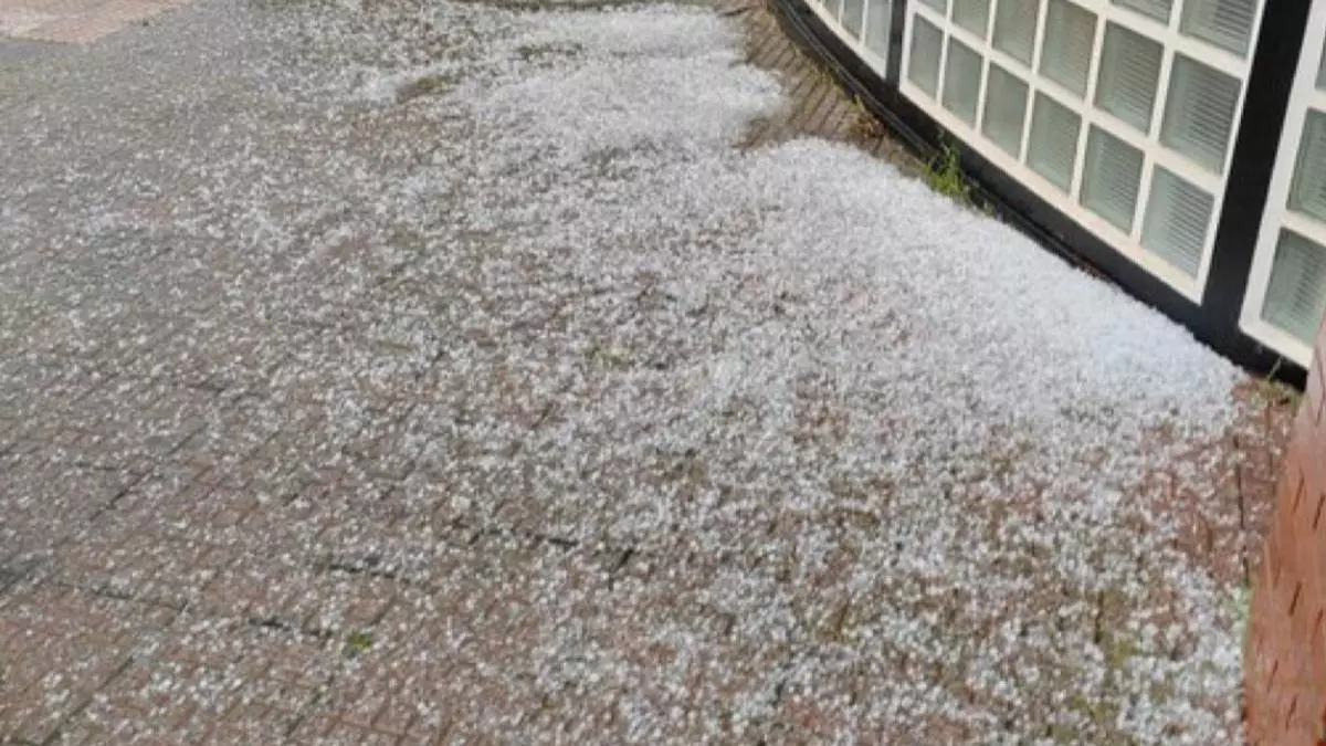 Fuerte tormenta de granizo en Alcalá de Henares: calles anegadas y recomendación de no desplazarse