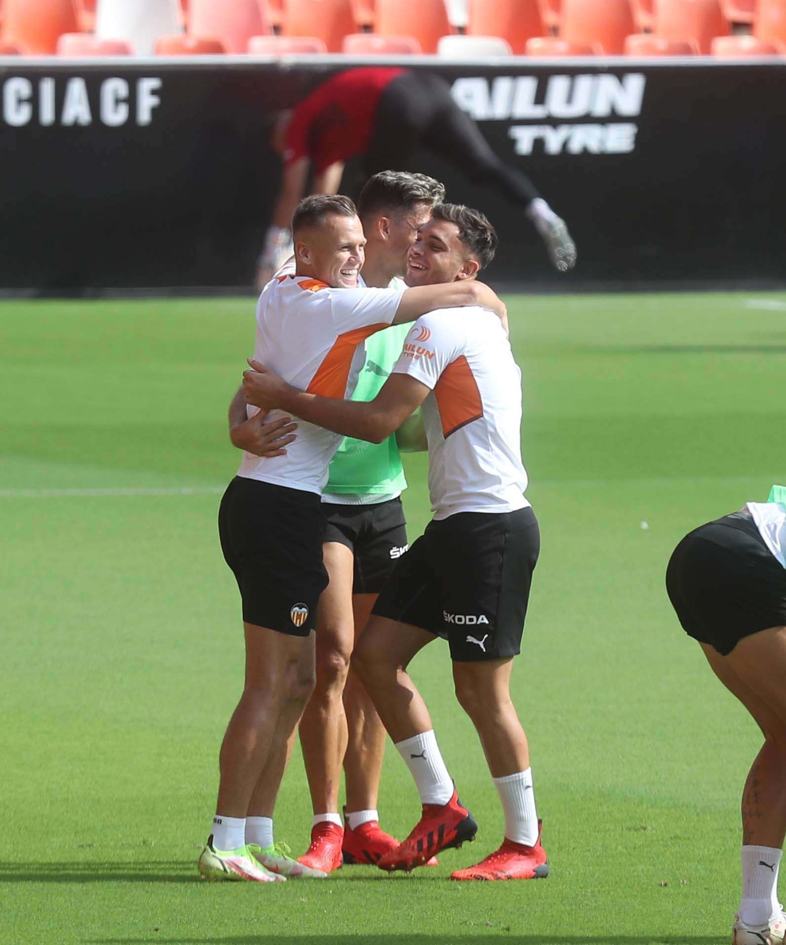 Sesión en Mestalla con Maxi Gómez y Alderete