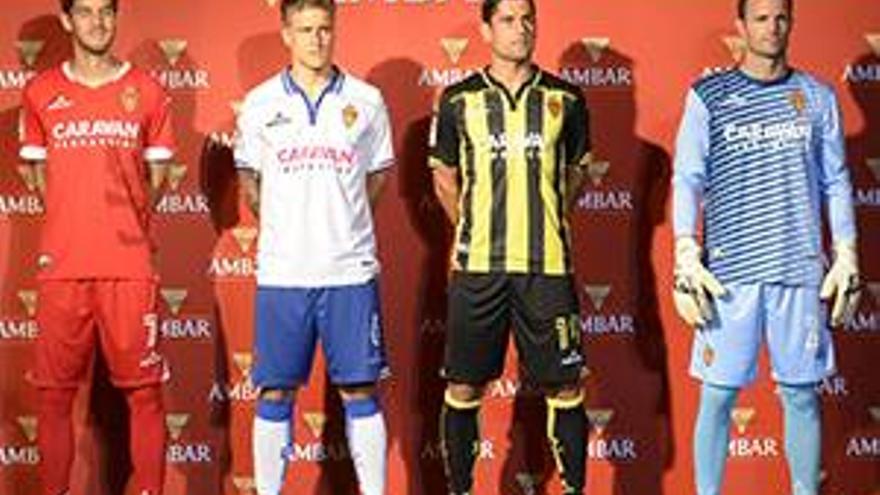El Real Zaragoza presenta su nueva indumentaria para la próxima temporada