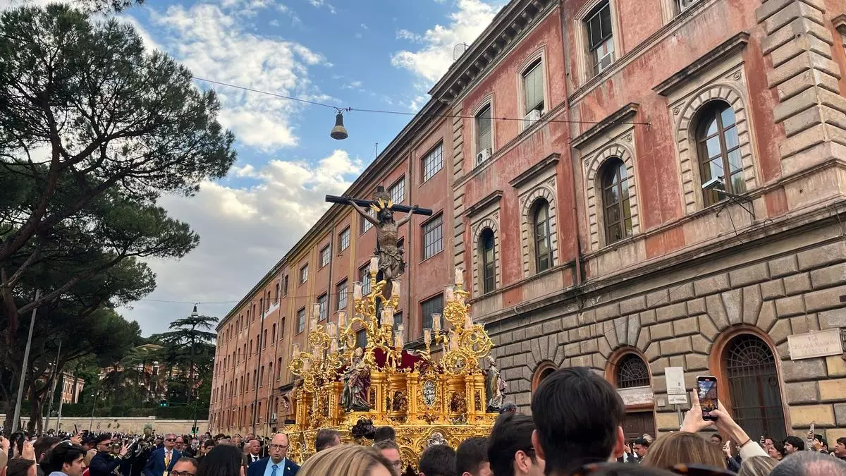 Bullas y tensión con la Policía italiana en torno al Cachorro: "Esto ya es Sevilla, que valla ni valla"