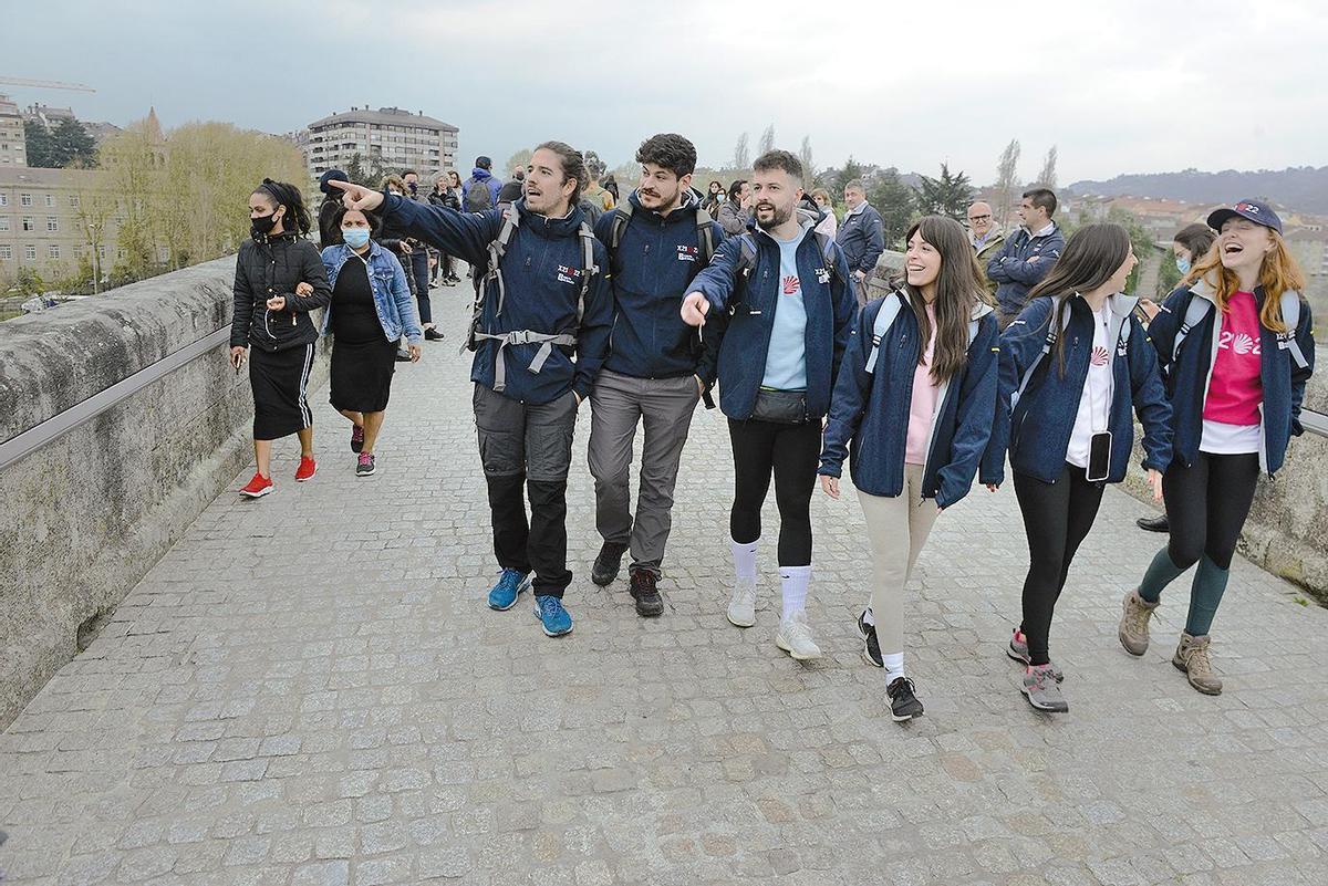 Los seis ‘influencers’ gallegos, ayer, a punto de empezar el recorrido de 100 kilómetros de la mano con la iniciativa Instagramers no Camiño. Foto: Rosa Veiga