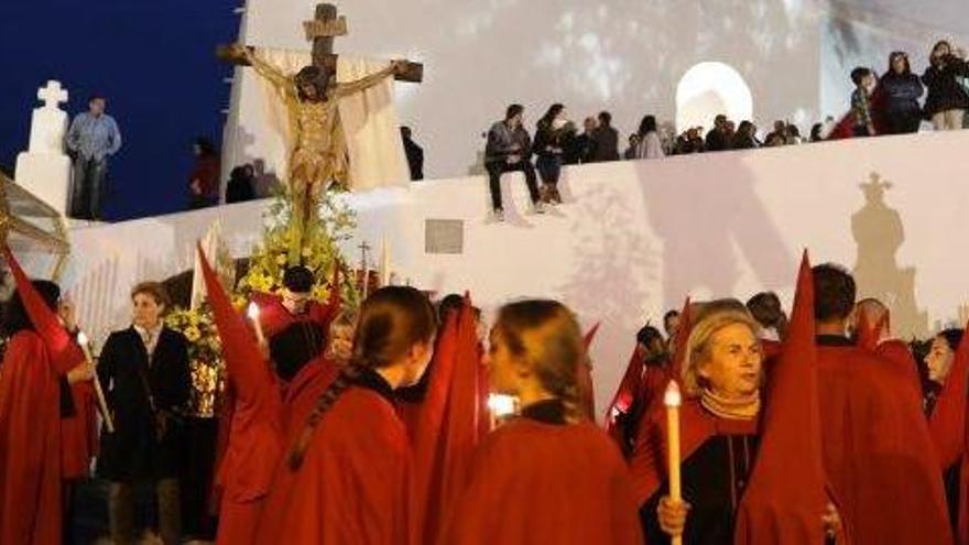 La procesión se prepara para salir del Puig de Missa, en 2017.