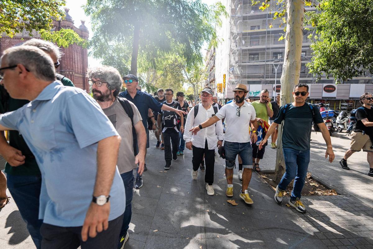 Gonzalo Boye yendose de Arc de triunf en taxi, después de la manifestación independentista para recibir a Puigdemont.