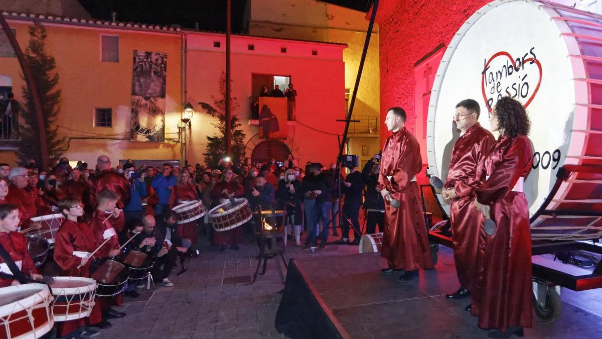 Juan Casanova, junto a la alcaldesa Galí y Damián Aguilella, dio el toque inicial de la Rmpida de la Hora del 2022.