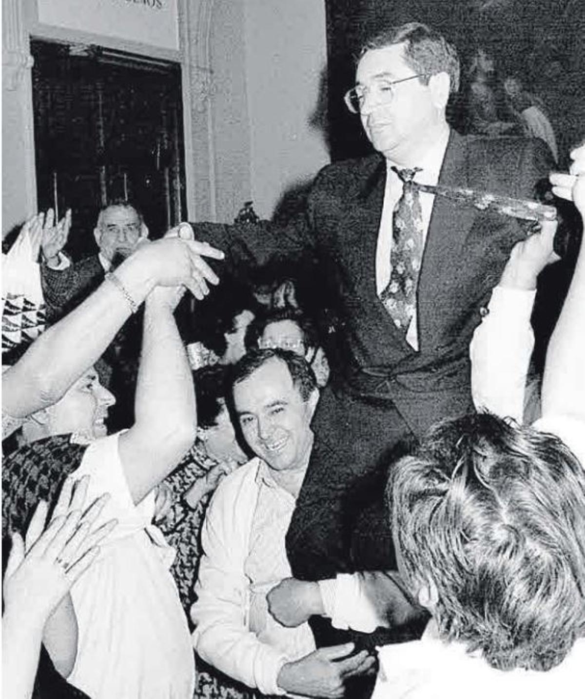 Los damnificados sacan a hombros a Xavier Sierra en la Audiencia de Valencia.