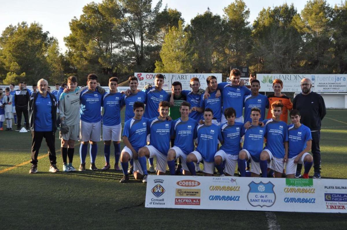 Numerosos aficionados no quisieron perderse el acto del club