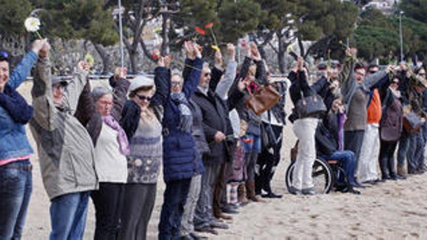 Un centenar de persones es van ajuntar amb els braços