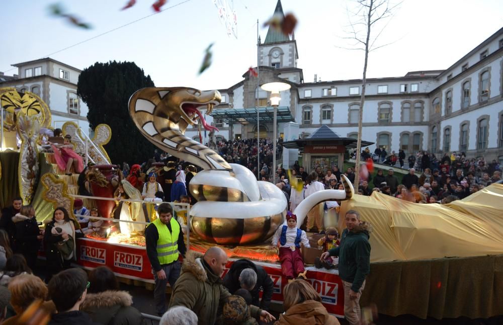 Una multitud recibe a los Reyes en Pontevedra