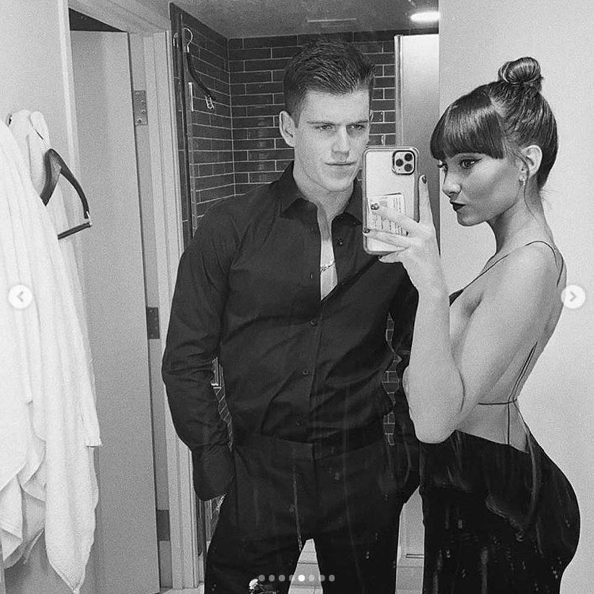 Miguel Bernardeau y Aitana en el baño haciéndose un selfie