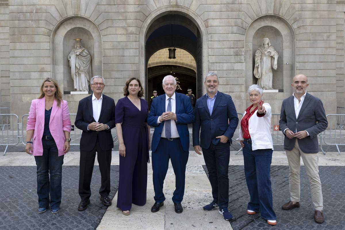 Los candidatos a la alcaldía de Barcelona posan en la plaza de Sant Jaume