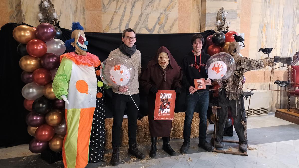 El regidor Andreu Comas (esquerra) i Climent Vila, d'Insomnia Corporation, en l'acte de presentació del Carnaval de Berga