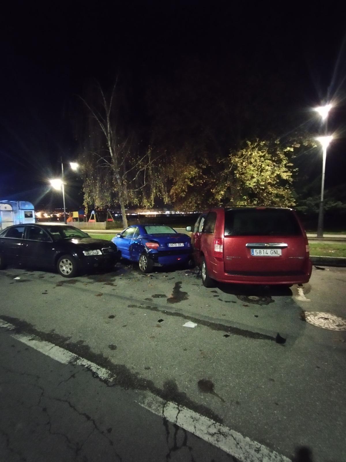 Accidente ocurrido en A Xunqueira por colisión contra dos vehículos estacionados.