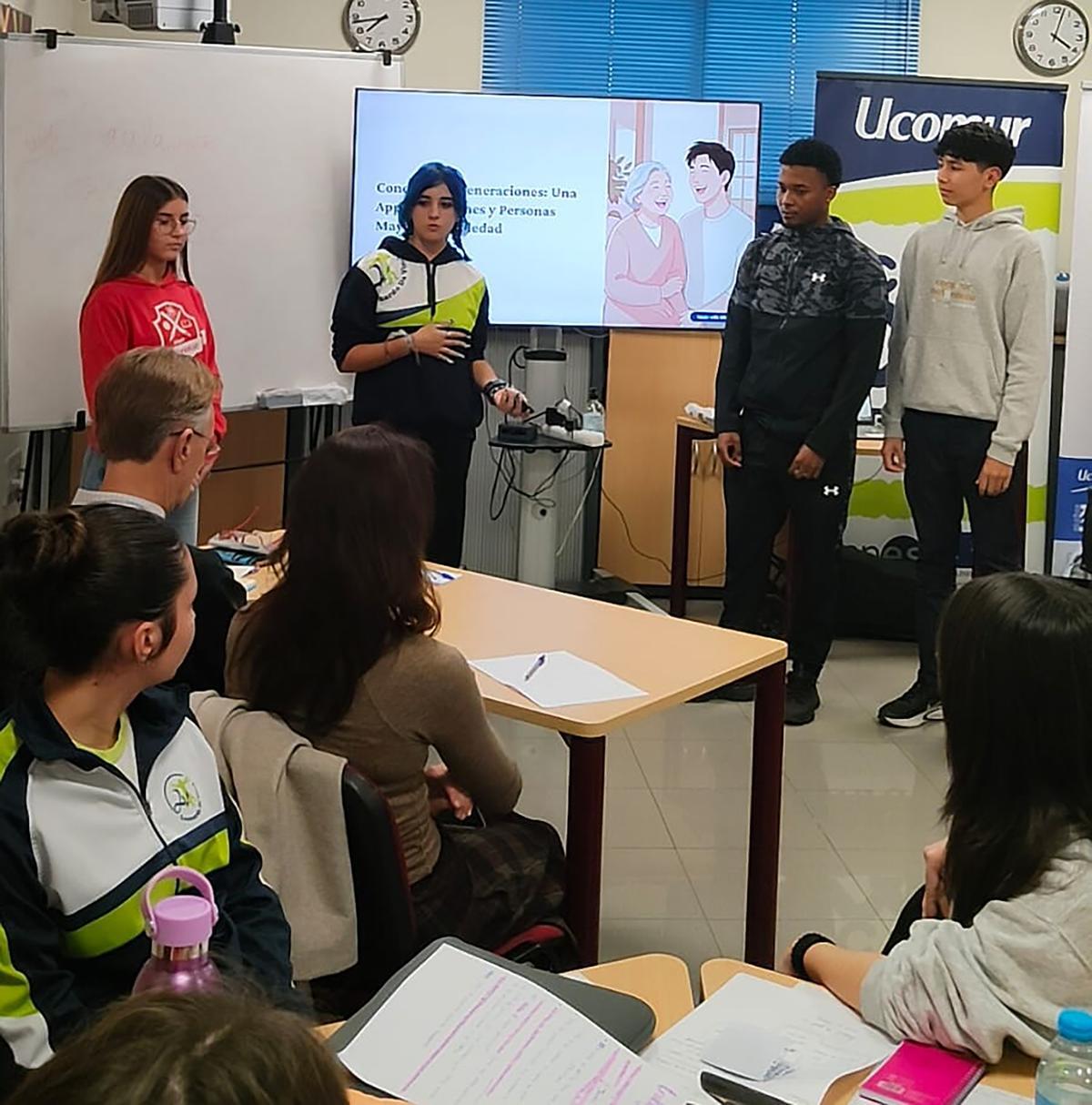 Uno de los equipos participantes expone su proyecto.