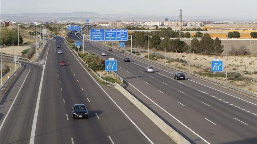 Arde un turismo tras salirse de la vía y alcanzar un camión en la A2