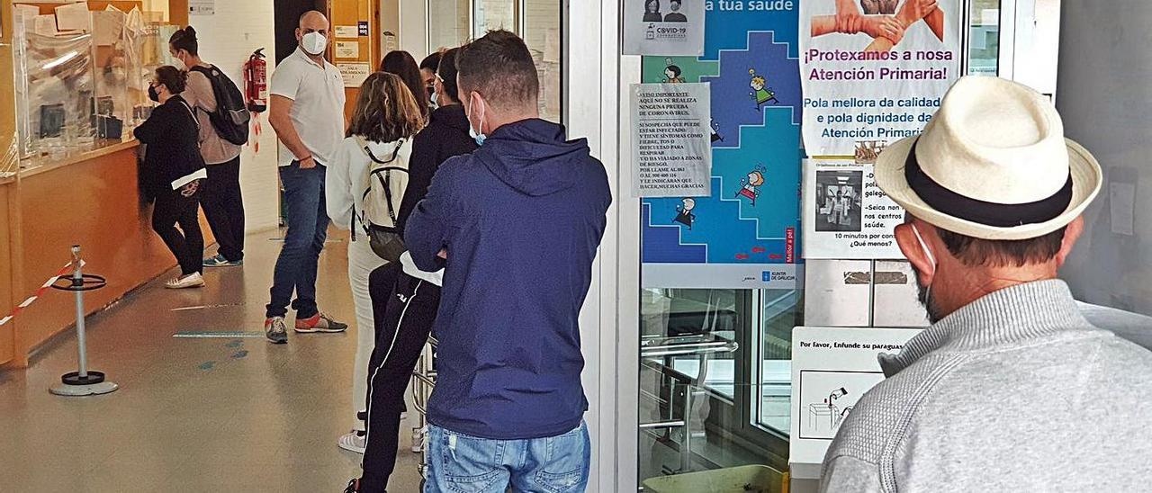 Pacientes haciendo cola en el servicio de administración del centro de salud de la Doblada.