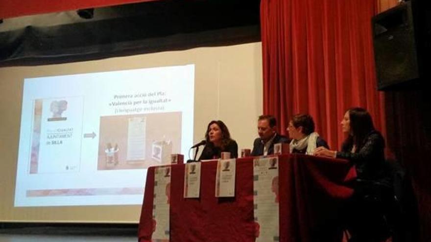 Presentación en el teatre de la Plaça.