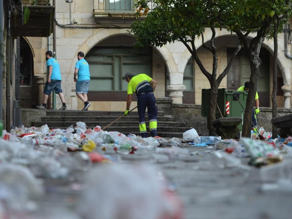 El primer día de peñas deja toneladas de basura en las calles