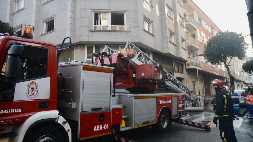 Bomberos ante el inmueble en el que se produjo el incendio.