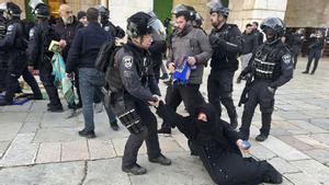 Enfrentamientos entre policía israelí y palestinos en la mezquita de Al Aqsa.