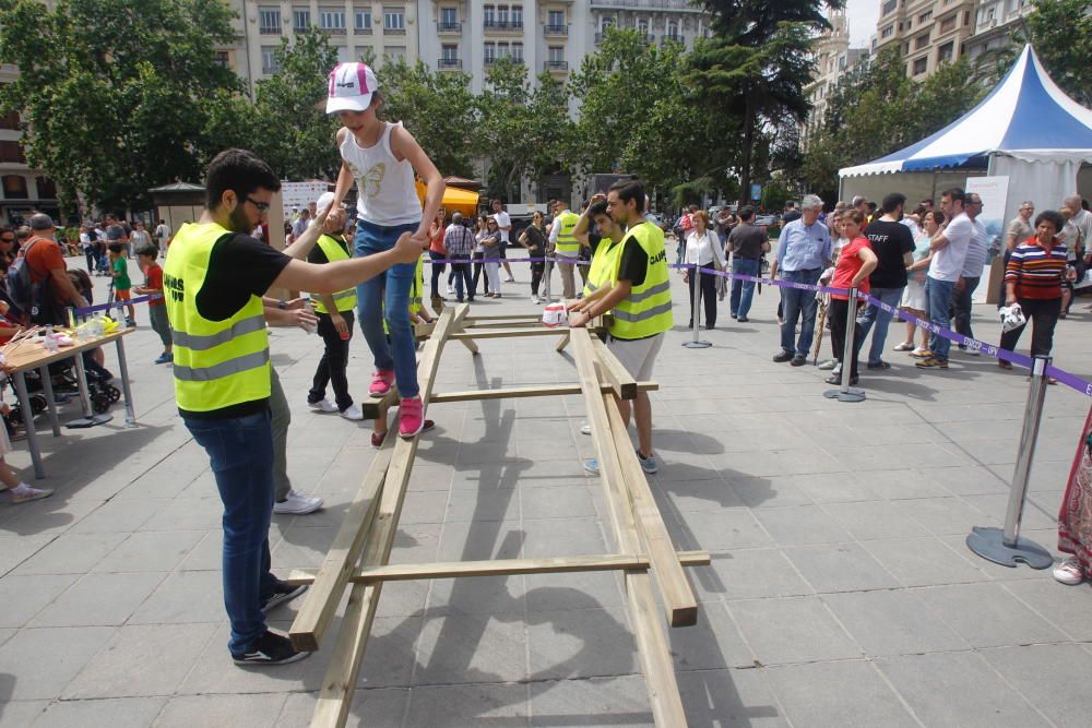 Jornada de ingeniería en la calle, en la plaza del Ayuntamiento de València.