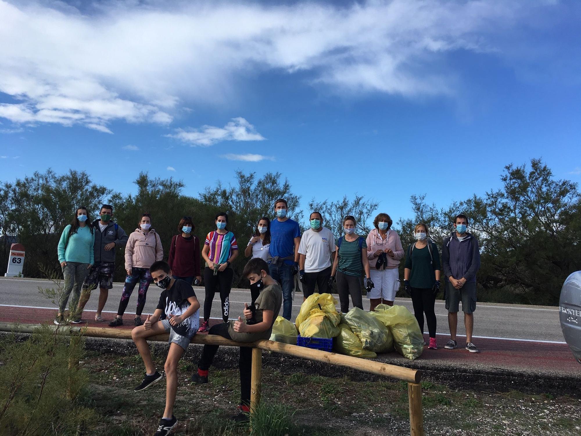 Una veintena de voluntarios reúnen 15 bolsas de basuras del arenal. Es una iniciativa particular de ciudadanos concienciados en la necesidad de mantener las playas limpias