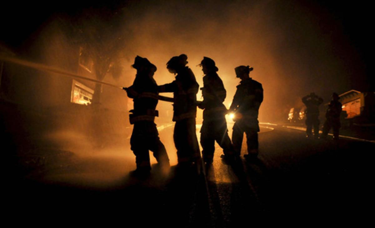 Els bombers treballen en l’extinció del foc a la zona de San Bruno, a prop de l’Aeroport Internacional de San Francisco (EUA), després d’una explosió que va causar l’incendi de diverses vivendes en una zona residencial als afores de la ciutat californiana. El sinistre es va produir per causes que encara es desconeixen, tot i que la cadena CNN va apuntar que es podria tractar de la ruptura d’un conducte de gas.