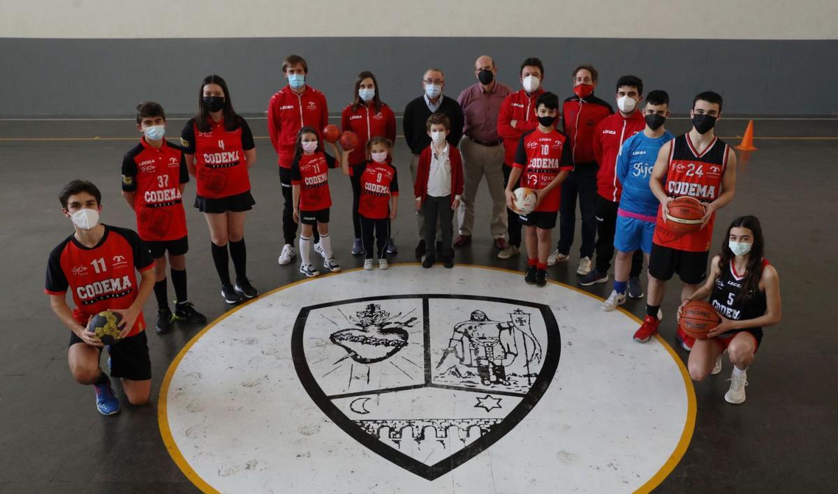 Por la izquierda, Alberto González (balonmano), Pablo Fernández (hockey), Clara Almeida (hockey), Pablo Fernández (fútbol), Alexia Pelayo (balonmano), Aída Vallejo (balonmano), Celia Fernández (balonmano y ajedrez), Koke Costales (hockey), Alejo Astuy (ajedrez), Enrique Iglesias (ajedrez), Francisco Pavón (coordinador general de deportes), Sergio Palacios (fútbol), Aitor Fernández (baloncesto), Carlos Argüelles (baloncesto), Diego Nosti (fútbol), Víctor Argüelles (baloncesto) y Noa Antolín (baloncesto), en el pabellón deportivo del colegio Corazón de María.