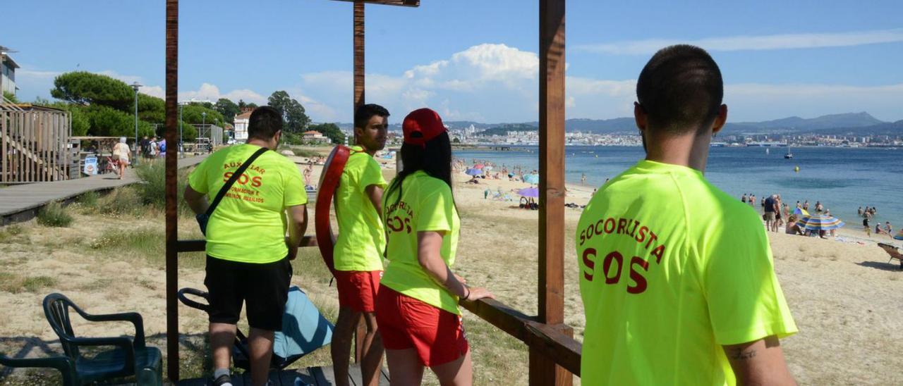 Personal de socorrismo vigilando la playa urbana de Rodeira durante el verano. |   // G.NÚÑEZ