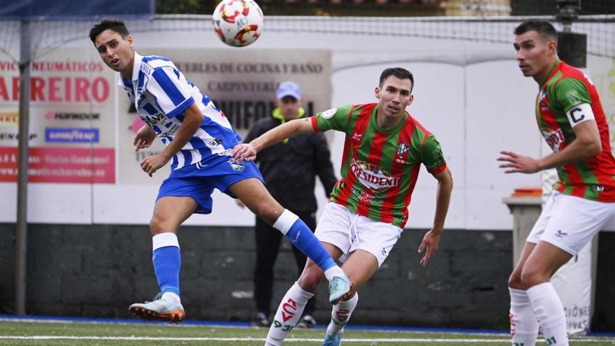 Un jugador del Valladares despeja el balón durante el partido de la primera vuelta. | Pablo H. Gamarra