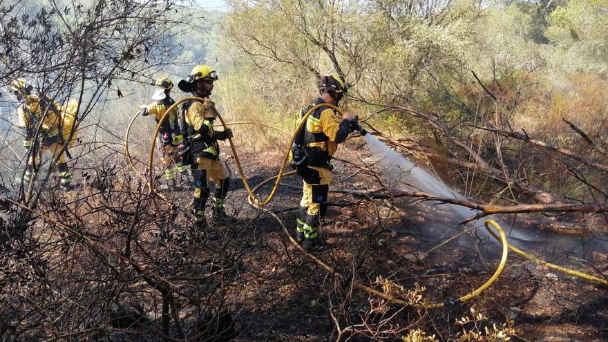 Strand von s&#039;Amarador wegen Waldbrandes evakuiert - Feuer unter Kontrolle