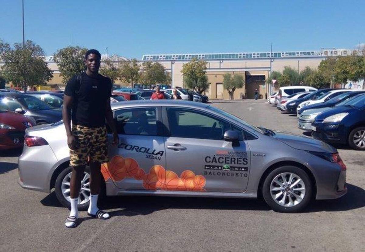 Arkeem Joseph llega por fin y puede debutar hoy en el Cáceres-Melilla