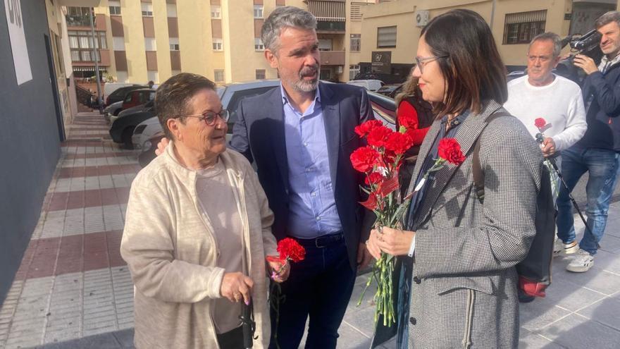 José Bernal e integrantes del PSOE local repartieron ayer claves en barrios de Marbella.