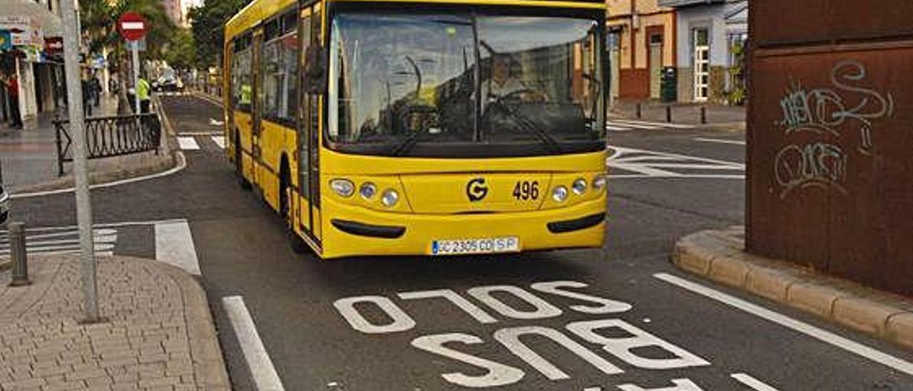 Una guagua pasa por Venegas por el carril de transporte público en una foto de archivo.